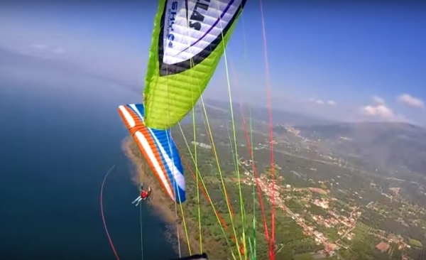 Πτήσεις και ακροβατικά &quot;Paramotor&quot; στην λίμνη Τριχωνίδα (Βίντεο)